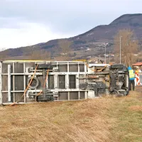 Ponoči sunek burje okoli 180 km/h, motena oskrba z električno energijo (foto in video)