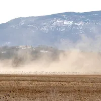 Ponoči sunek burje okoli 180 km/h, motena oskrba z električno energijo (foto in video)
