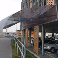 Tako je včeraj burja nagajala trgovskem centru Tuš v Kopru.