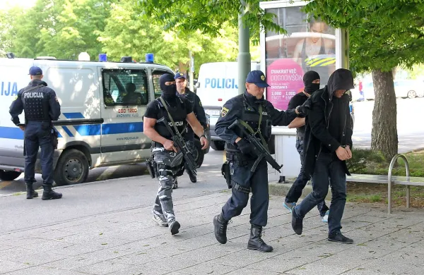 Po prijetju osumljencev maja lani so kriminalisti z odmevno 
racijo  prekinili razvejano preprodajo nedovoljenih drog v 
Ljubljani in Novi Gorici.