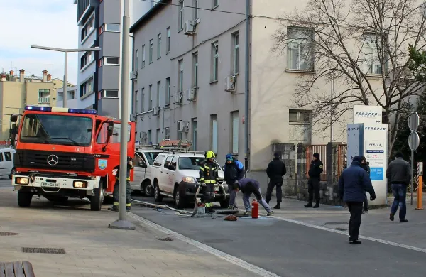 Del Vojkovega nabrežja  v Kopru je že več ur  zaprt zaradi 
nenavadnega dogodka.