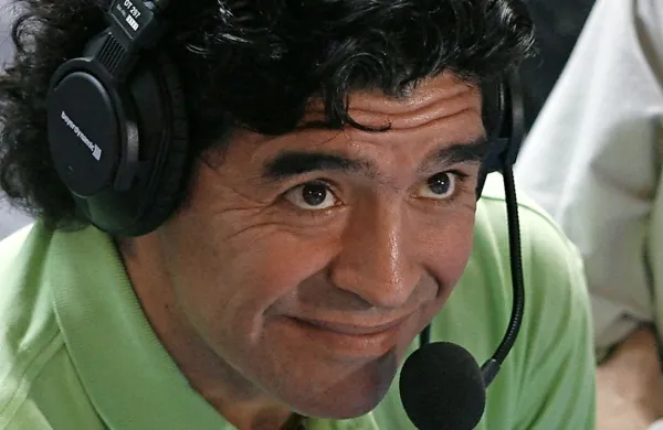  Čeprav Maradona težav z neplačanimi davki ni rešil, skupaj z 
obrestmi naj bi šlo za 39 milijonov evrov, se je pred štirimi leti 
le vrnil v mesto, ki ga nikoli ni pozabilo.