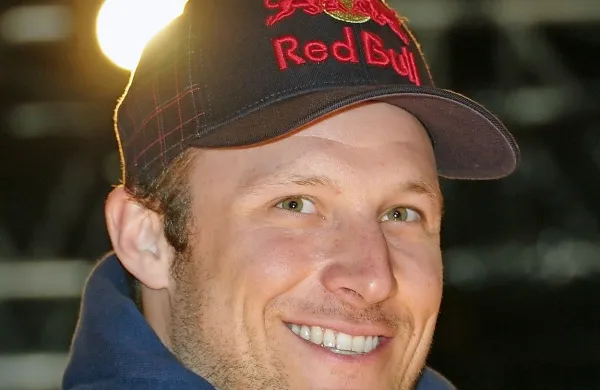 Aksel Lund Svindal je prejšnji teden po treningu v Wengnu 
predčasno odpotoval domov, v Oslu so mu pregledali koleno 
in ugotovili, da mora na operacijo, saj ima poškodovan 
meniskus.