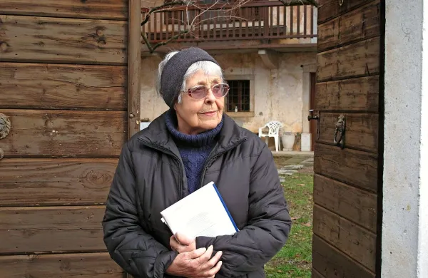V 84. letu je umrla pisateljica in raziskovalka slovenskega 
ljudskega slovstva Alenka Goljevšček Kermauner.