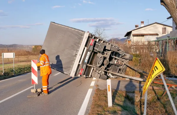 V Ozeljanu se je prevrnil tovornjak, zaradi burje zaprt del primorske avtoceste (foto in video)