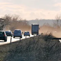 V Ozeljanu se je prevrnil tovornjak, zaradi burje zaprt del primorske avtoceste (foto in video)