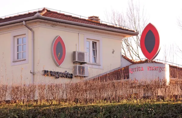 Tajna delavca sta v Margerito zahajala skoraj eno leto, od avgusta leta 2012 do aprila leta 2013, 
a nihče od zaposlenih ju ni “razkrinkal”, četudi sta ponujene spolne usluge vedno zavrnila.