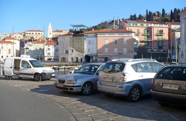 Sedanje stanje v Piranu ne omogoča večjih sprememb, pač 
pa bo občina morala prej zagotoviti dodatne parkirne zmogljivosti na obrobju mesta, pravi Matej Dobovšek iz družbe 
Lineal.