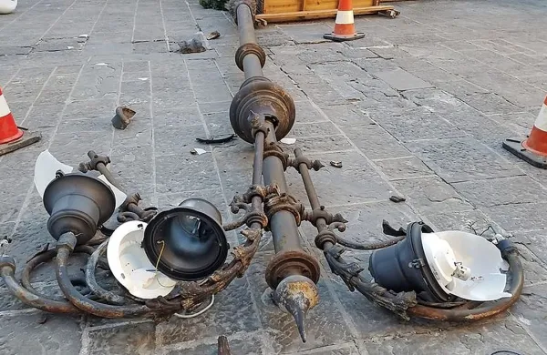 Burja je podrla kandelaber