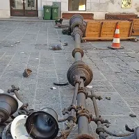 Burja je podrla kandelaber