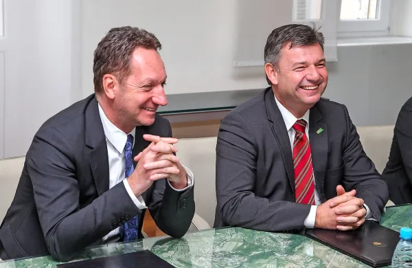Infrastrukturni minister Peter Gašperšič je s koprskim županom Borisom Popovičem danes podpisal dogovor o aktivnostih za izvedbo investicijskih posegov na Šmarski cesti v 
Kopru.