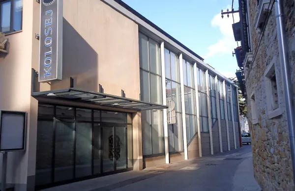 Koprska občina je nekaj kinodvoran v zaprtem Koloseju 
oddala v najem samostojni visokošolski izobraževalni ustanovi Alma Mater Europaea iz Maribora.

