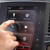 Info zaslon je po zaslugi velikih ikon enostaven za uporabo.