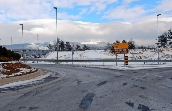 Prvega februarja bo naprodaj zemljišče ob cesti za Škocjanske jame (na fotografiji za tablo). Kupiti ga namerava 
Prunk, nato pa zamenjati s Parkom Škocjanske jame, ki je že 
kupil zemljišče levo od vhoda v cono  

