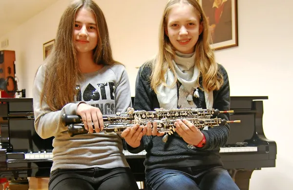 13-letni oboistki Maja Debevc in Anamarija Vuga