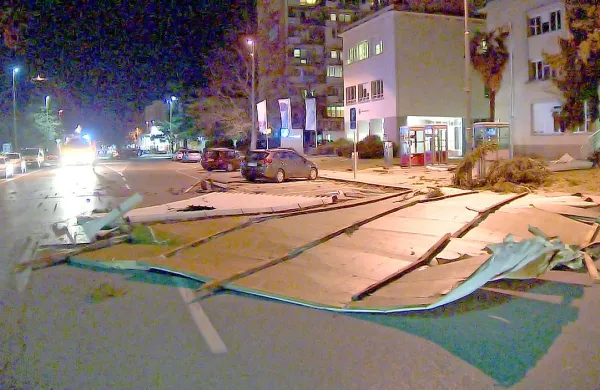 Močan sunek burje, ki je v torek nekaj pred 20. uro odkril del 
strehe na novogoriški pošti, je po prvih ocenah povzročil za 
21.000 evrov škode.