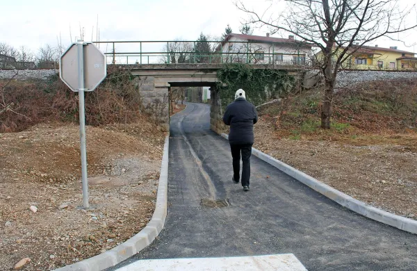 Del pravkar urejene poti je tudi nov podhod pod železniško 
progo.  