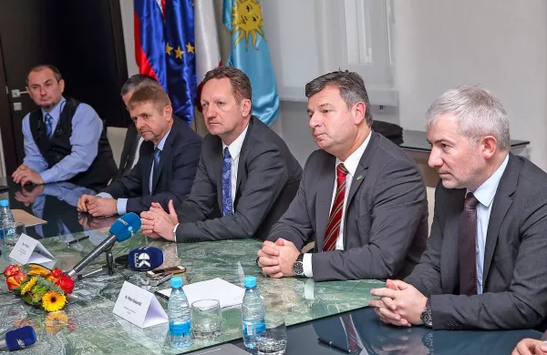 Nabor prometnih ukrepov, ki bodo bistveno   izboljšali pretočnost Šmarske ceste do gradnje hitre ceste Koper-Dragonja, so z dogovorom zakoličili koprski župan Boris Popovič, infrastrukturni minister Peter Gašperšič, direktor direkcije za infrastrukturo Damir Topolko in predsednik uprave 
Darsa Tomaž Vidic.