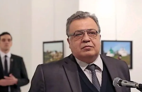 Ruskega veleposlanika Andreja Karlova je 19. decembra 
med odprtjem fotografske razstave ubil 22-letni turški policist 
Mevlüt Mert Altintas (v ozadju), ki v času napada ni bil v 
službi.