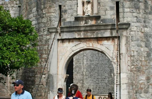 V Dubrovniku bodo začeli  šteti obiskovalce, da bi  lahko 
omejili vstop v staro mestno jedro, kjer je posebej  poleti 
neznosna gneča.