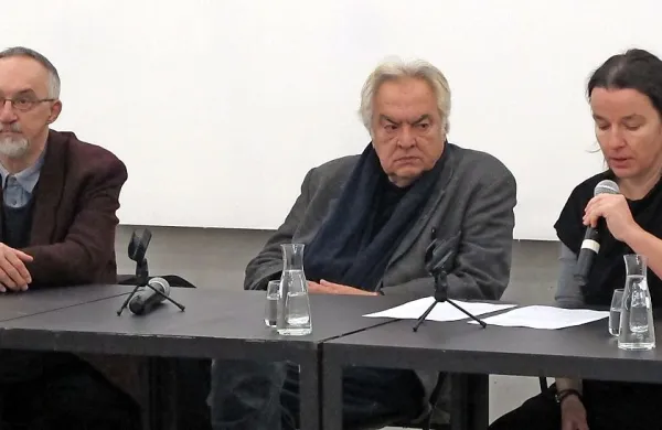 O razstavi in Šalamunovi umetnosti so včeraj v Ljubljani 
spregovorili (z leve) Sergej Kapus, Andrej Medved in Martina 
Vovk.