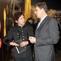 Prva avtorica razstave Martina Peljhan je predsedniku vlade 
Miru Cerarju predstavila  razstavo.
