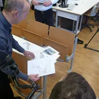 Zdaj zna narediti tudi pripomoček zase