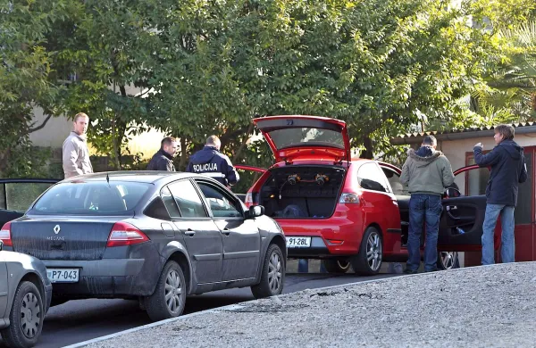 Osumljena Italijana sta po begu pred policisti ustavila avto v 
Žusterni in nato peš zbežala proti Markovcu.