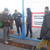 Argo začasno odprl vrata, uporabniki odna&scaron;ajo svojo lastnino (video)