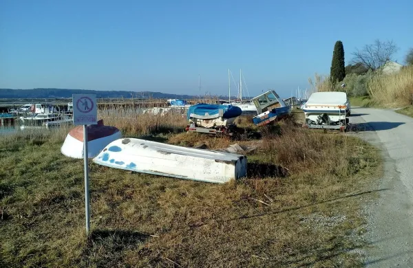 Lastniki zapuščenih plovil in prikolic  na javnih prometnih 
površinah na kopnem delu Jernejevega kanala jih morajo v 
osmih dnevih  odstraniti. 