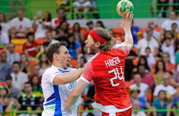 Mikkel Hansen (z žogo) je Dance popeljal do prvega mesta v 
skupini D. 