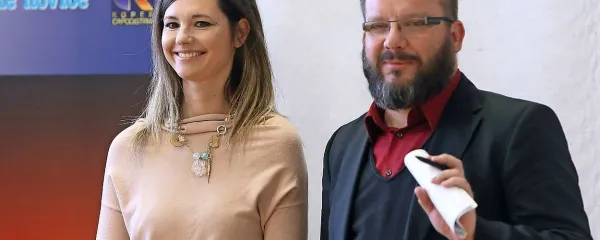 Dogajanje na odru bosta skupaj povezovala Karin Sabadin in 
Marko Strle