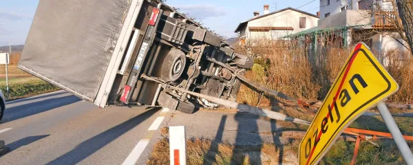 Pri Ozeljanu v Vipavski dolini je burja prevrnila kamion.