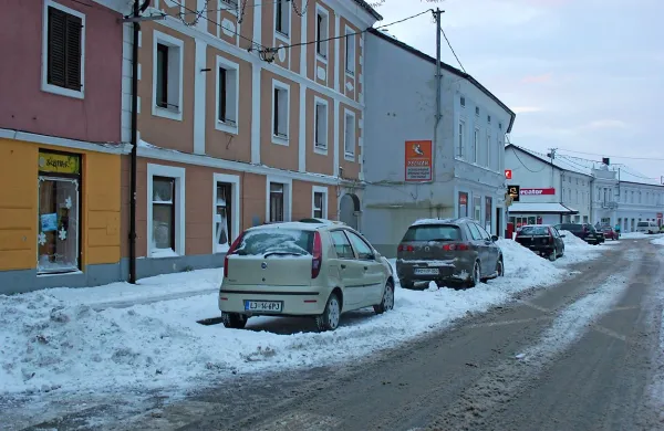 Med najbolj obremenjenimi cestami v Postojni sta Tržaška in 
Titova.