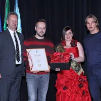 Župan Boris Popovič z  zmagovalcem za županovo vino 
Alešem Hrvatinom iz vinske kleti Vinales za Refošk 2015. 
