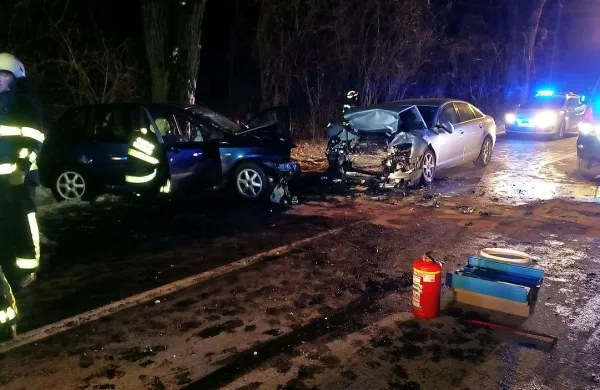 Voznik iz Postojne je s fiatom zapeljal na nasprotno stran 
ceste in trčil v audija, s katerim se je nasproti pripeljala 
voznica iz Senožeč. 