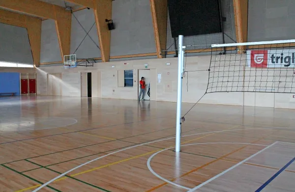 Koši in mreže   so, a ker dograjujejo tribune in odpravljajo pomanjkljivosti, športne vzgoje v dvorani še ni. 