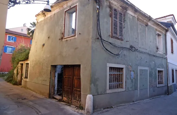 Bližnji stanovalci že leta zaskrbljeno pogledujejo na podrtijo 
na vogalu Marušičeve in Pobegove ulice v središču Kopra.