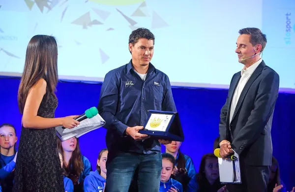 Vasilij Žbogar je deležen številnih priznanj. Na fotografiji je s 
plaketo za športnika Primorske 2016.