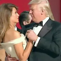 Novi predsednik ZDA Donald Trump in prva dama Melania sta 
se v petek ob koncu slovesnosti ob Trumpovi prisegi udeležila treh uradnih inavguracijskih plesov