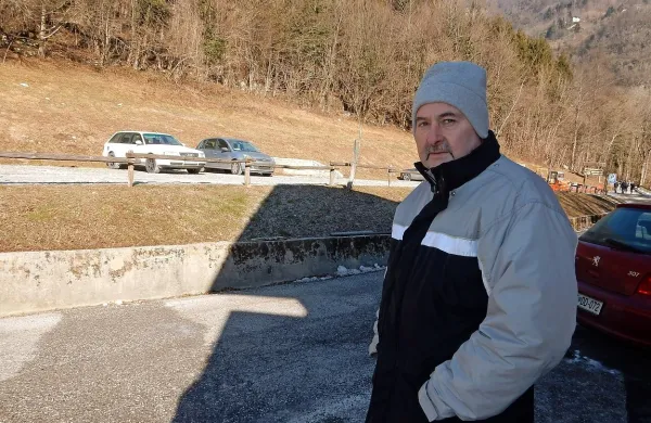 Zlatko Murkovič bo dal denar za  razširitev parkirišča. 