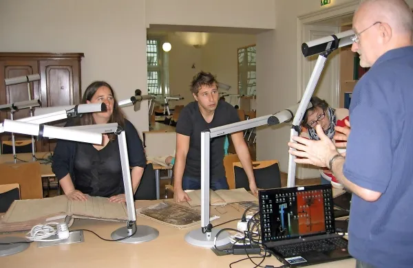 Člani društva v Avstrijskem državnem arhivu na Dunaju. Rok 
Bavčar drugi z leve.