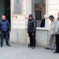 Četverica brezdomcev na sedežu Mestne občine Koper 
danes sicer ni dočakala župana, dobili so le njegovo obljubo, 
da bo na temo brezdomstva v Kopru kmalu sklical novinarsko 
konferenco.