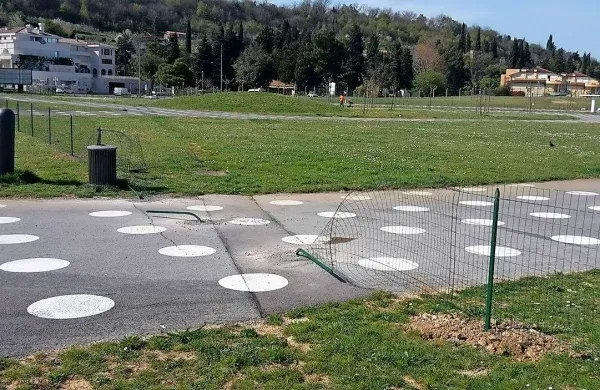 Tako je aprila lani neznanec ograjo v lucijskem parku Sonce 
na več mestih prerezal in spet omogočil prehod po poti, ki je 
speljana čez park. Zdaj ograje tam sploh ni več. 
