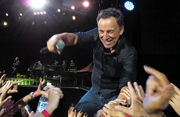 Ameriški glasbenik Bruce Springsteen je ob začetku turneje 
po Avstraliji v nedeljo podprl proteste proti novemu ameriškemu predsedniku Donaldu Trumpu.