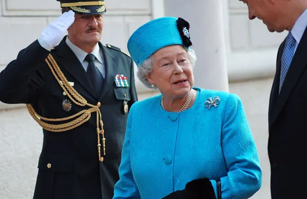 Kraljica Elizabeta II. je lani prejela za svoj 90. rojstni dan 
prejela zanimiva darila.
