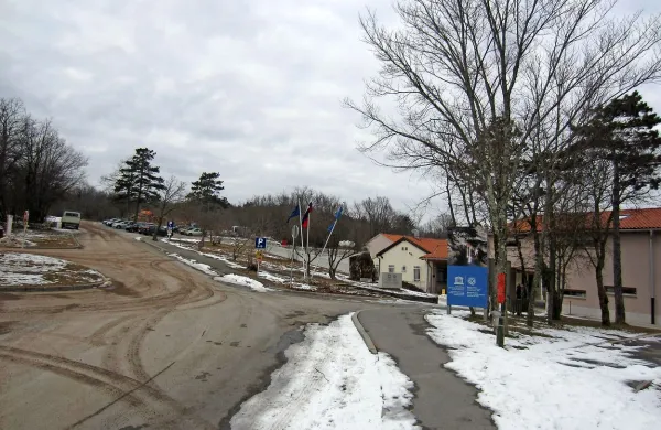 V Parku Škocjanske jame bodo do konca leta 2018 parkirišča 
preuredili tako, da bodo na isti kvadraturi pridobili za 20 
odstotkov več parkirnih površin. Na voljo bo 325 mest za 
osebna vozila in 24 za kamperje, vendar le za čas obiska.   
