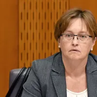 Mateja Vraničar Erman: “V vsaki fazi postopka 
bomo preverjali okoliščine in možne izide, tako da 
so vse poti odprte. A naše temeljno sporočilo je, da 
smo zavezani spoštovati dane zaveze in da bomo s 
postopki nadaljevali.”
