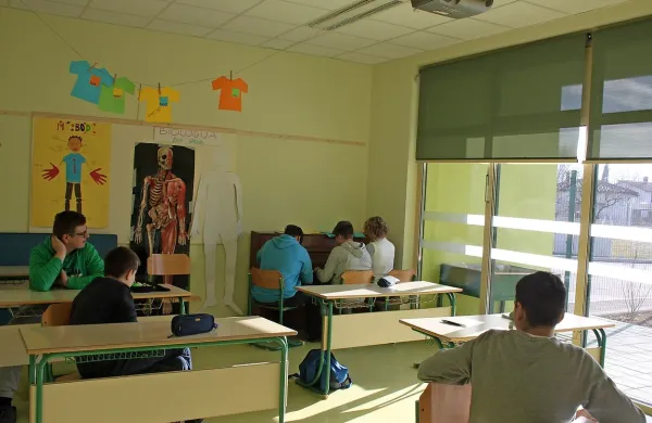 Ob klavirju nastaja nova glasbena točka. 