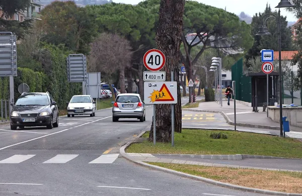 Občina je 14. novembra  postavila nov prometni znak za 
omejitev hitrosti  (skrajno  desno)   ob izvozu s parkirišča.  